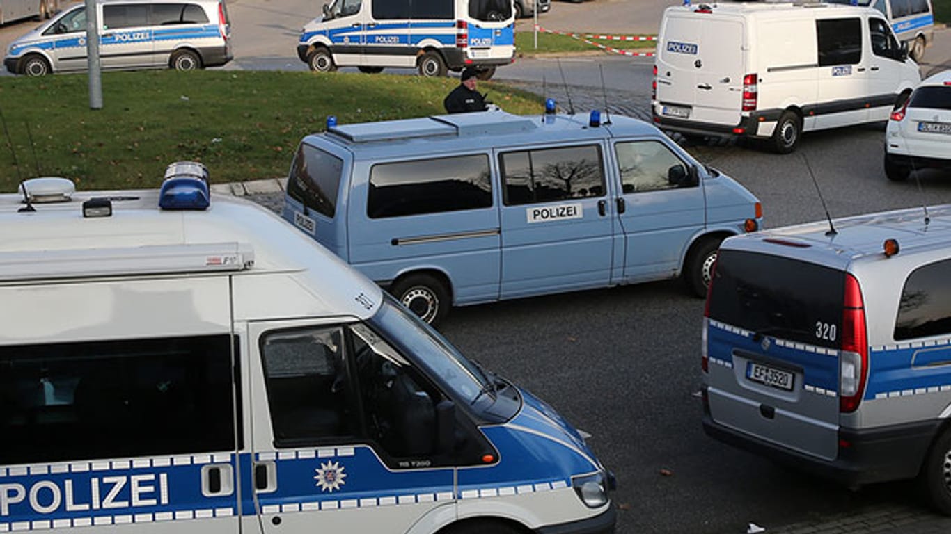 Mit einem Großaufgebot an Beamten sichert die Polizei das Drittliga-Spiel zwischen Hansa Rostock und Dynamo Dresden.