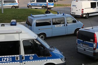 Mit einem Großaufgebot an Beamten sichert die Polizei das Drittliga-Spiel zwischen Hansa Rostock und Dynamo Dresden.