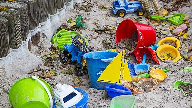 Gemeinsam im Sandkasten spielen? Nicht in Oesselse bei Hannover. Dort gelten strenge Regeln für eine Kita.