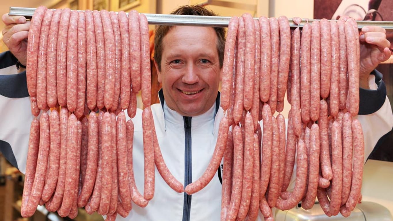 Metzgermeister Dirk Ludwig aus Schlüchtern in Hessen macht die teuerste Bratwurst der Welt.