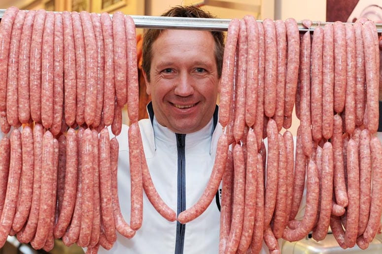 Metzgermeister Dirk Ludwig aus Schlüchtern in Hessen macht die teuerste Bratwurst der Welt.