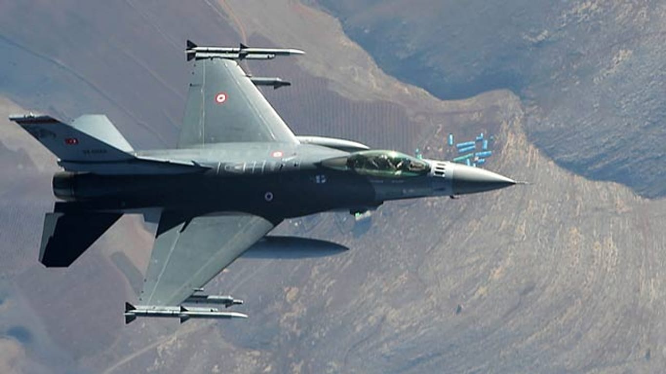 Die Türkei hat eigenen Angaben zufolge ein russisches Kampfflugzeug abgefangen.