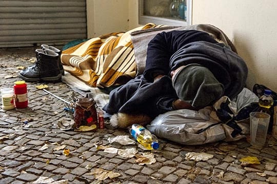 Ein Obdachloser in Berlin: Die Zahl der Wohnungslosen wird in den nächsten Jahren in die Höhe schnellen.