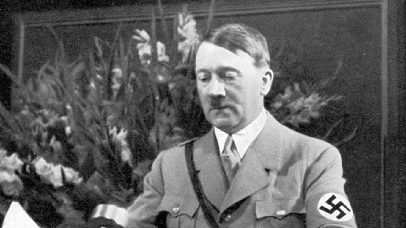 Adolf Hitler hält 1935 eine Rede in Nürnberg.