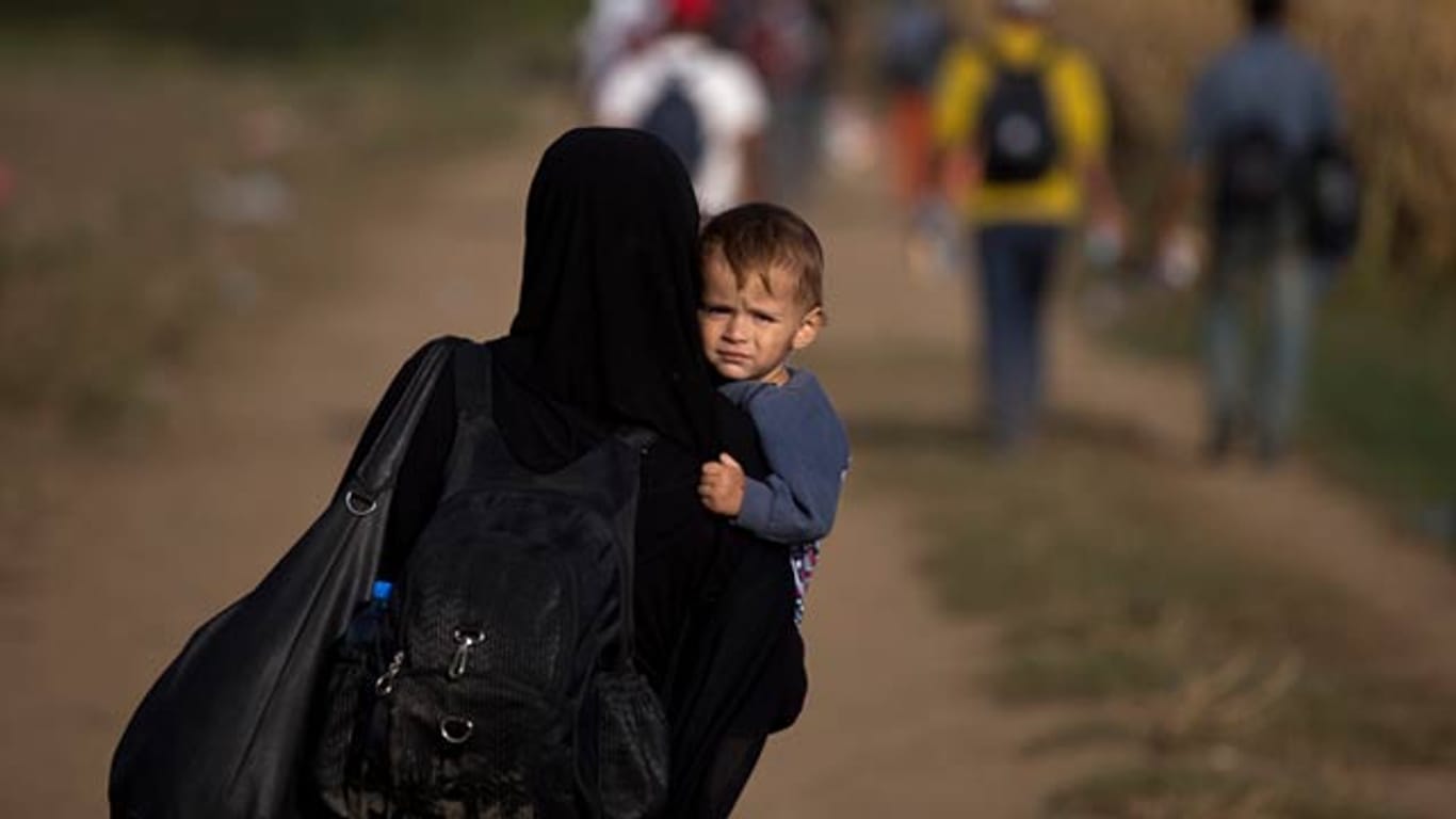 Viele Flüchtlinge, wie diese Frau und ein Kind in Serbien, haben den Weg nach Europa gesucht. Oft wagt aber nur ein Familienmitglied die gefährliche Flucht - um die Familie später nachzuholen.