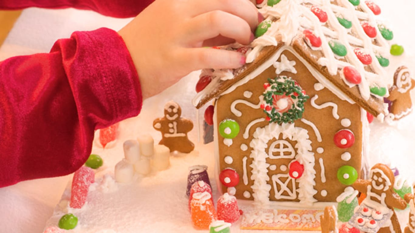 Ein Lebkuchenhaus selber zu bauen ist gerade mit Kindern eine tolle Bastelidee im Advent.