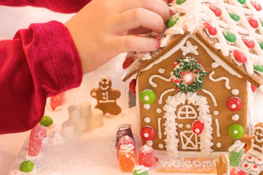 Ein Lebkuchenhaus selber zu bauen ist gerade mit Kindern eine tolle Bastelidee im Advent.