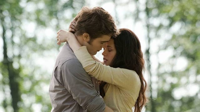 In "Life and Death: Twilight Reimagined" erzählt Stephenie Meyer die Geschichte von Edward und Bella mit vertauschten Geschlechterrollen.