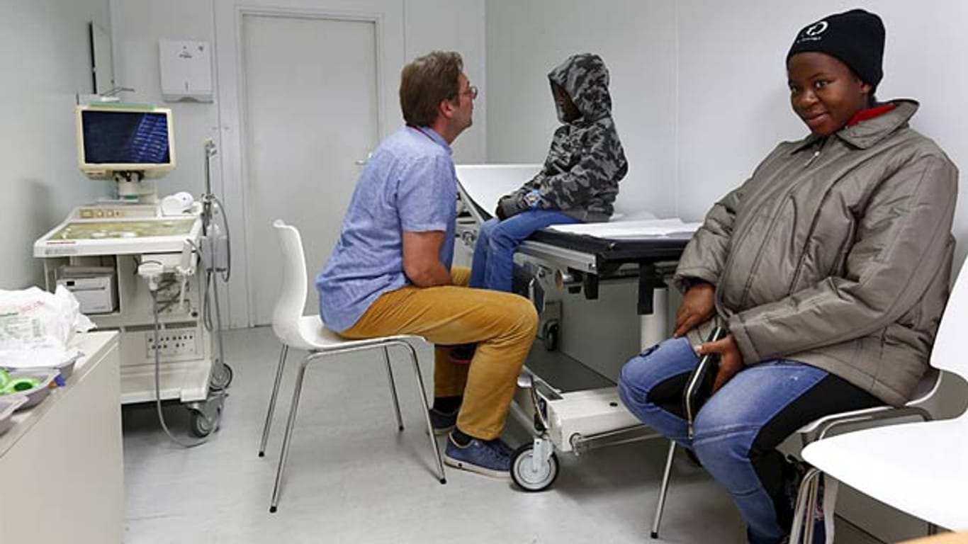 Flüchtlinge bei einer ärztlichen Untersuchung: SPD-Gesundheitsexperte Lauterbach erwartet eine Stärkung des Systems.