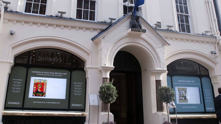 Das Herz der Kunstwelt schlägt in Sotheby's, dem größten und einflussreichsten Auktionshaus der Welt. Den Hauptsitz des 1744 gegründeten Auction House findet man in Londons Bond Street. Sotheby's und seine Dependancen rund um den Globus diktieren das Preisgefüge auf dem Kunstmarkt.