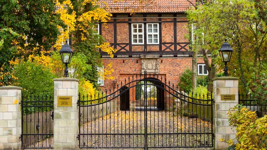 Seit 1975 nützen die Berliner Auktionatoren Karin und Florian Seidel das historische Wasserschloss Ahlden an der Aller als Sammelort für Kunst vom Feinsten.