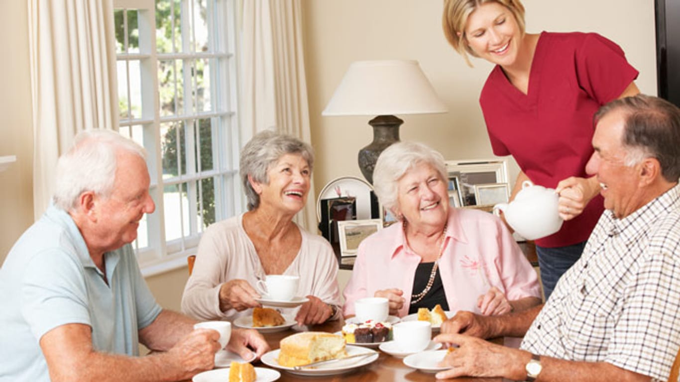 In einer Senioren-WG können Sie gemeinschaftliche Stunden verbringen – bei Bedarf mit Betreuung.