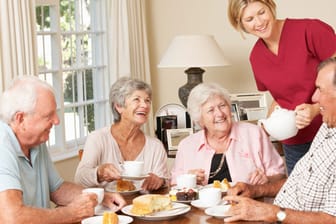 In einer Senioren-WG können Sie gemeinschaftliche Stunden verbringen – bei Bedarf mit Betreuung.