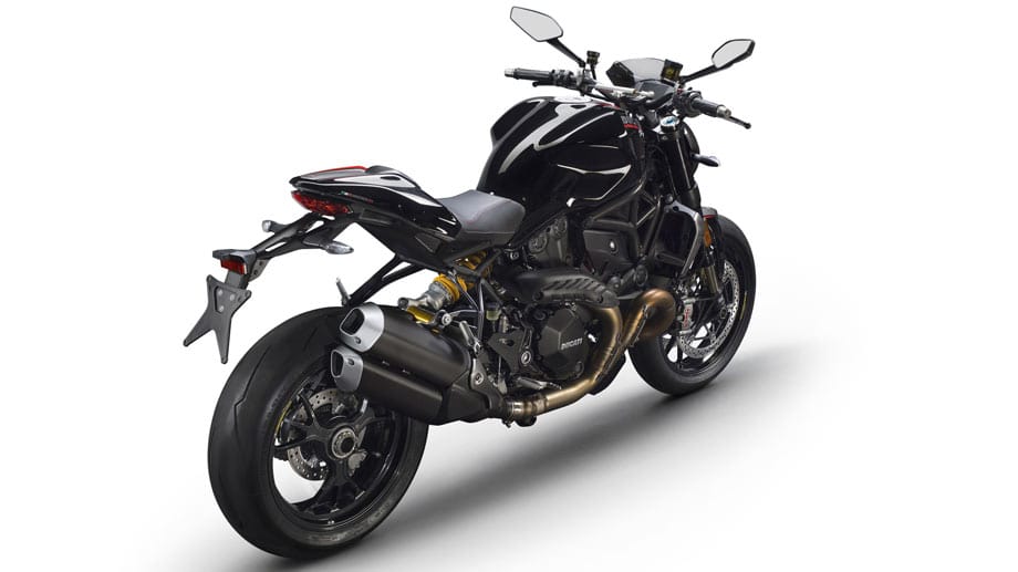 Die Monster 1200 R wird in den Farben Thrilling Black mit Rahmen und Rädern in "Dark Chrome" sowie in Ducati Rot mit rotem Rahmen und ebensolchen Rädern in "Dark Chrome" angeboten.