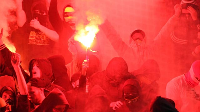 BVB-Anhänger zünden während der Partie in Saloniki Pyrotechnik. BVB-Anhänger zünden während der Partie in Saloniki Pyrotechnik.