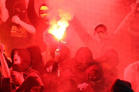 BVB-Anhänger zünden während der Partie in Saloniki Pyrotechnik.