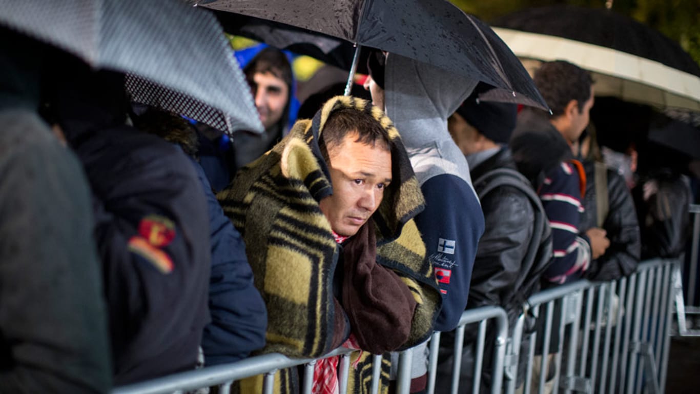 Flüchtlinge im Regen: Langsam macht sich Katerstimmung breit.