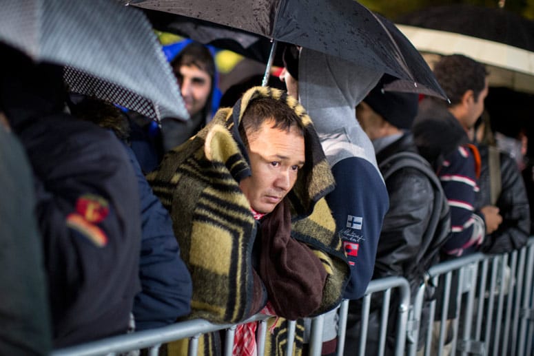 Flüchtlinge im Regen: Langsam macht sich Katerstimmung breit.