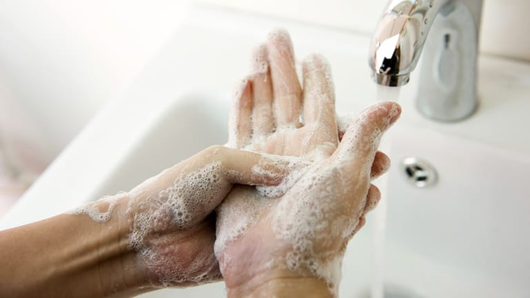 Das Händewaschen sollte 20-30 Sekunden dauern. Die Seife darf dabei nicht fehlen.