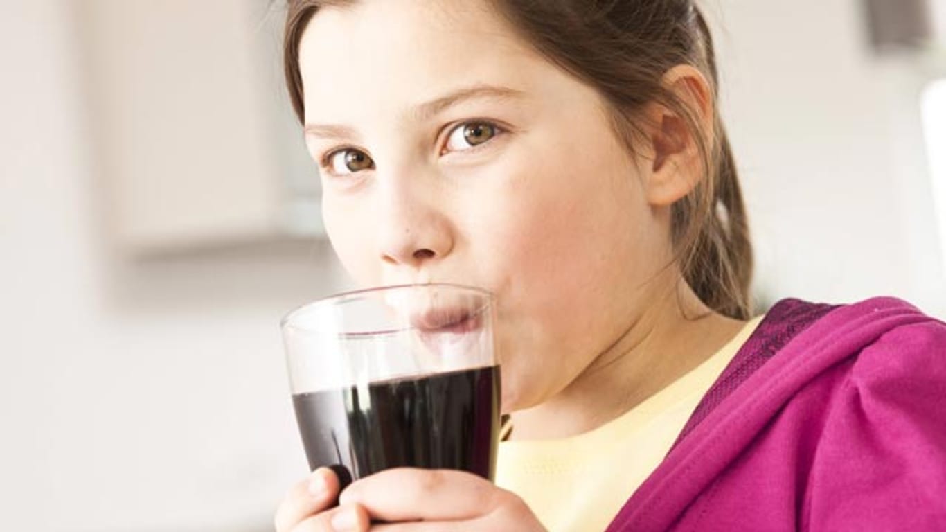 Wann darf ich auch endlich Cola trinken? Die "verbotene Limonade" übt auf Kinder einen besonderen Reiz aus.