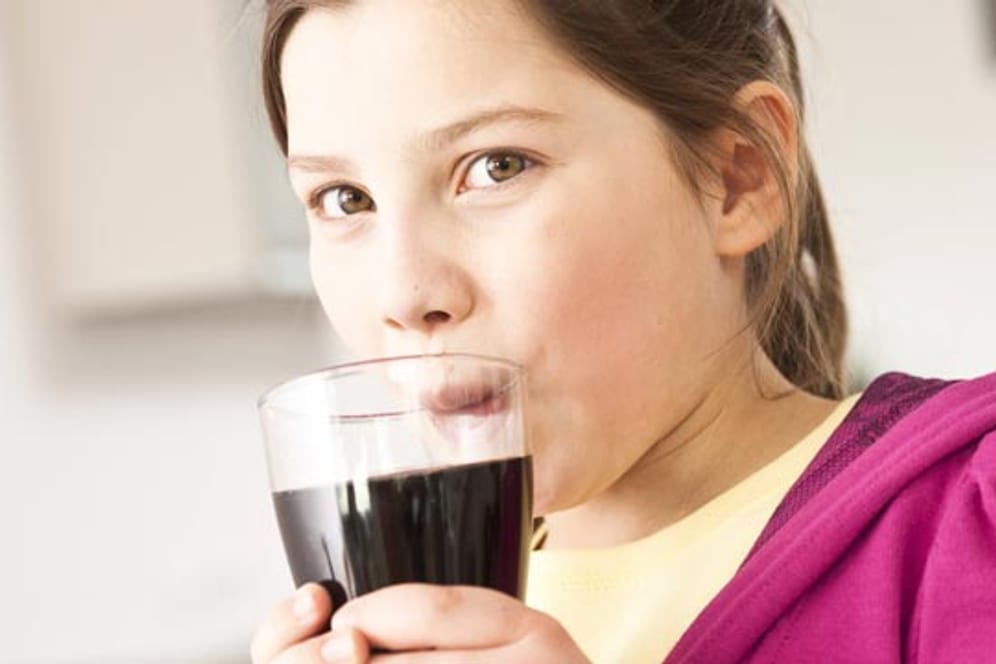 Wann darf ich auch endlich Cola trinken? Die "verbotene Limonade" übt auf Kinder einen besonderen Reiz aus.