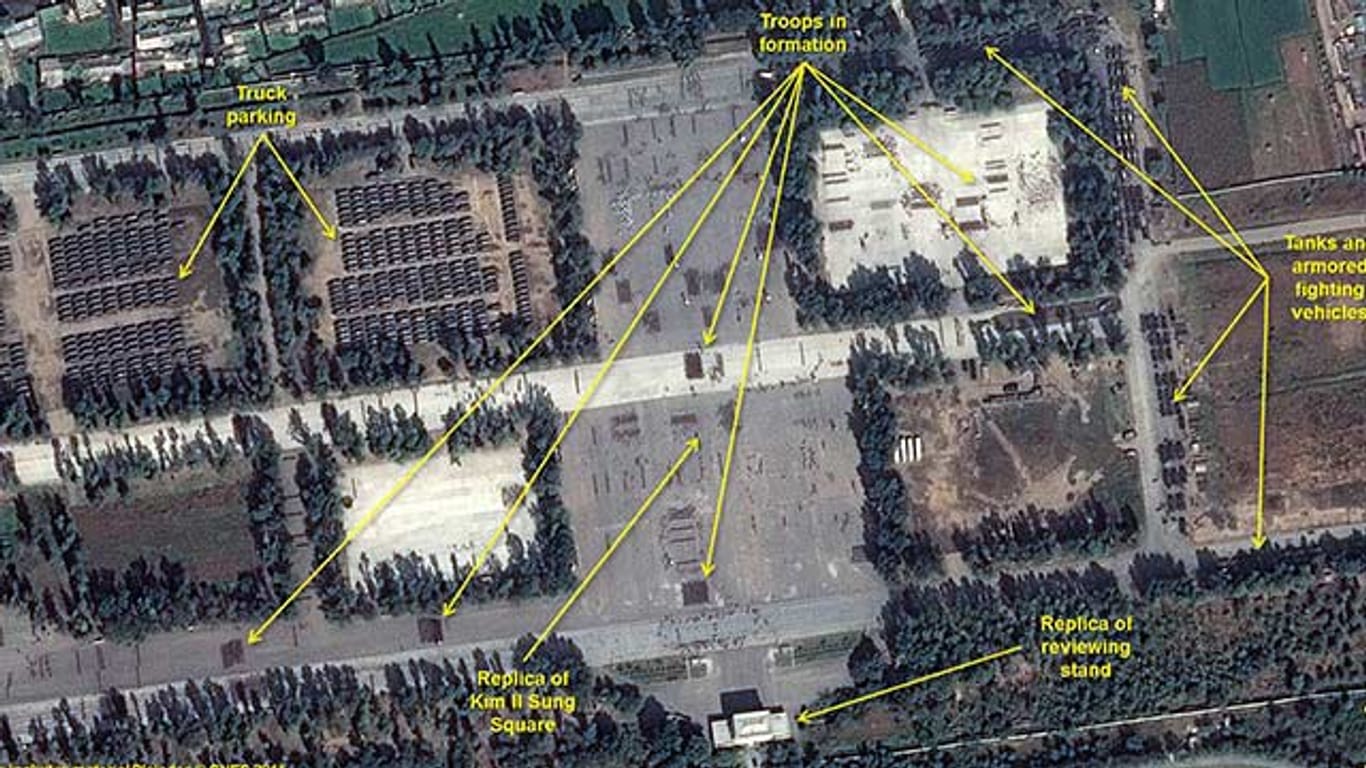 Das Satellitenbild zeigt das Areal in der nordkoreanischen Hauptstadt Pjöngjang, in dem eine Militärparade mit Truppenaufmärschen und Panzern stattfinden könnte.