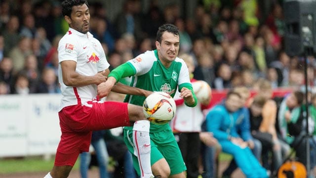Werders Öztunali (re.) setzt sich gegen Leipzigs Compper durch.
