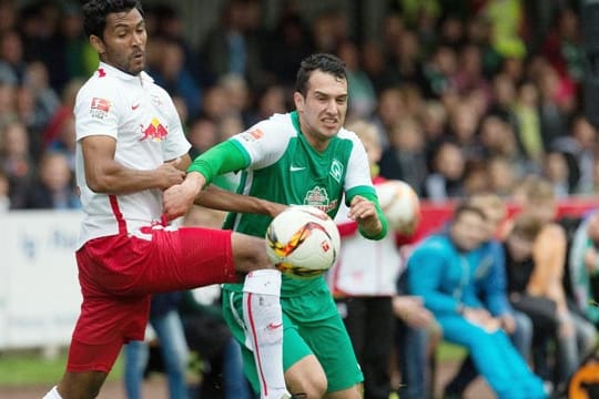 Werders Öztunali (re.) setzt sich gegen Leipzigs Compper durch.