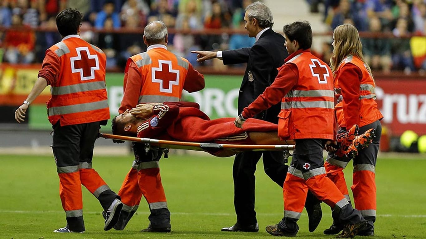 Der verletzte Alvaro Morata wird vom Feld getragen.