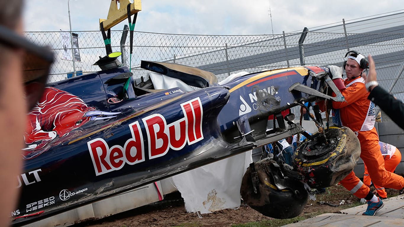 Das Auto von Carlos Sainz wurde bei dem Einschlag völlig zerstört.