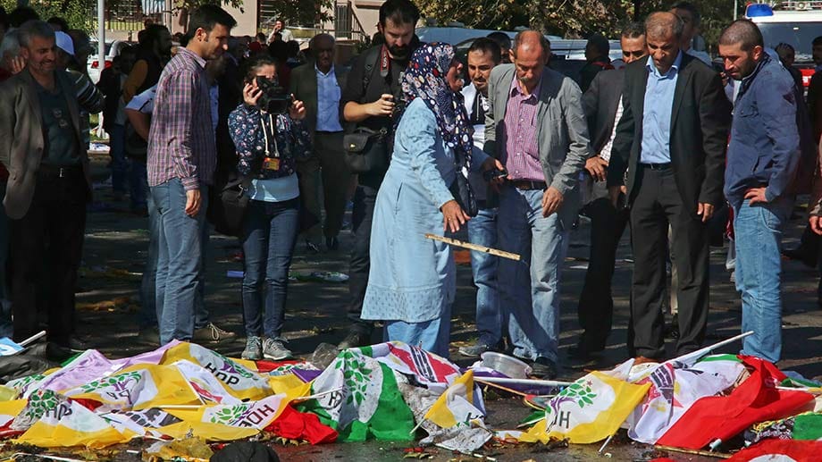 Der Anschlag gleicht dem Massaker von Suruc am 20. Juli: Auch damals waren Dutzende Türken und Kurden bei einer Demonstration gegen Erdogans PKK-Krieg mit Bomben ermordet worden.