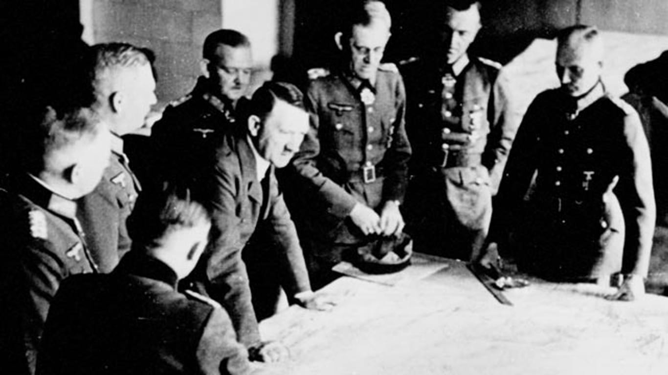 Adolf Hitler im Kreis seiner Generäle bei einer Lagebesprechung.