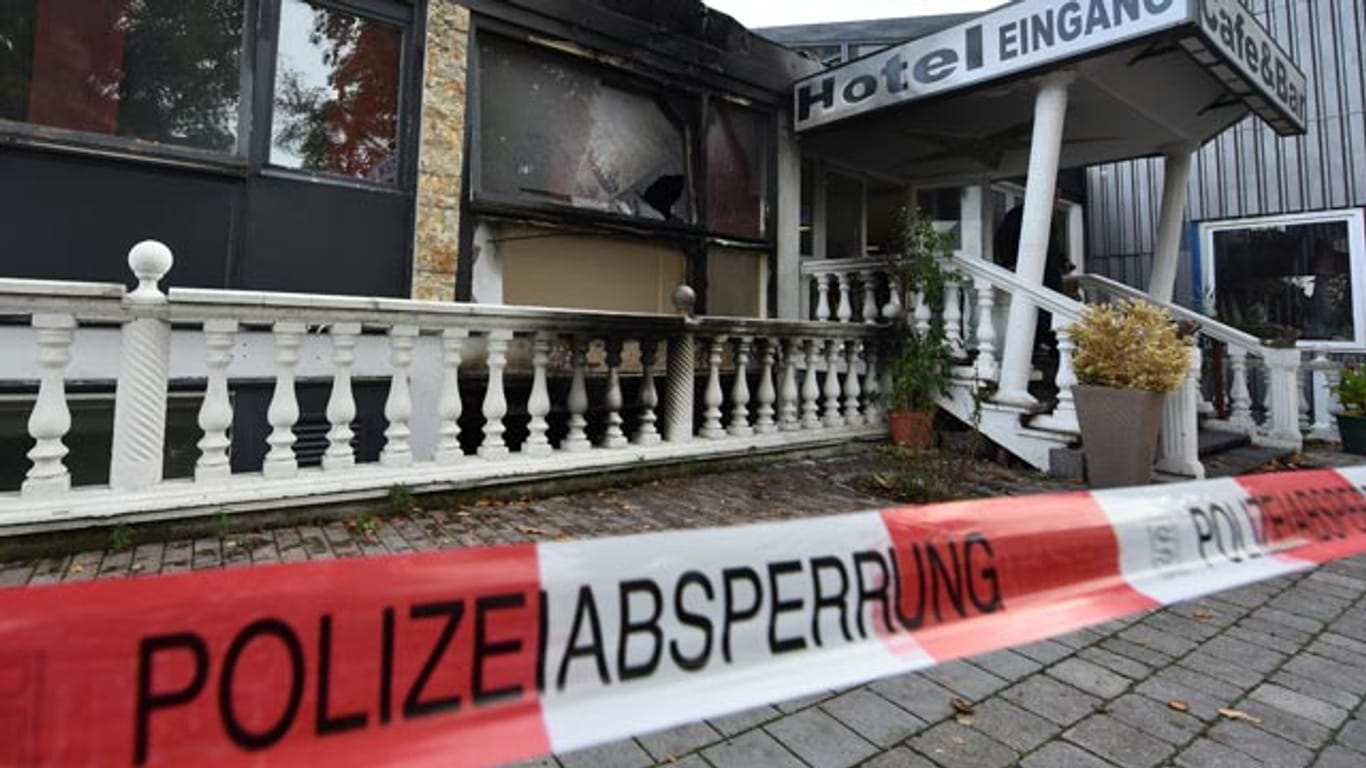 Ein ehemaliges Hotel in Ingolstadt, in dem derzeit Flüchtlinge wohnen. Die Ursache des dort am vergangenen Donnerstag ausgebrochenen Feuers ist bisher unbekannt.