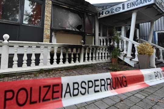 Ein ehemaliges Hotel in Ingolstadt, in dem derzeit Flüchtlinge wohnen. Die Ursache des dort am vergangenen Donnerstag ausgebrochenen Feuers ist bisher unbekannt.