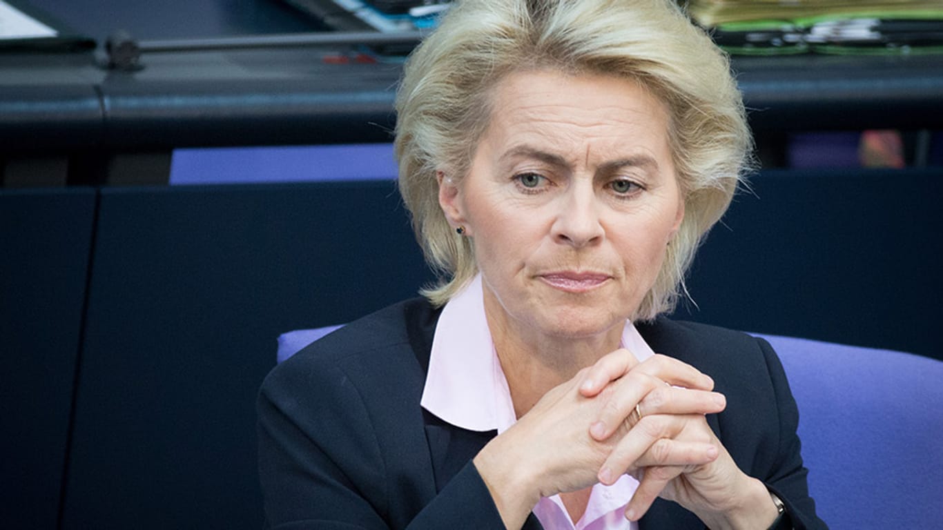 Nach Mängeln bei der Truppe und Plagiatsvorwürfen kommt es noch dicker für Verteidigungsministerin Ursula von der Leyen (CDU).