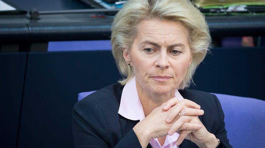 Nach Mängeln bei der Truppe und Plagiatsvorwürfen kommt es noch dicker für Verteidigungsministerin Ursula von der Leyen (CDU).