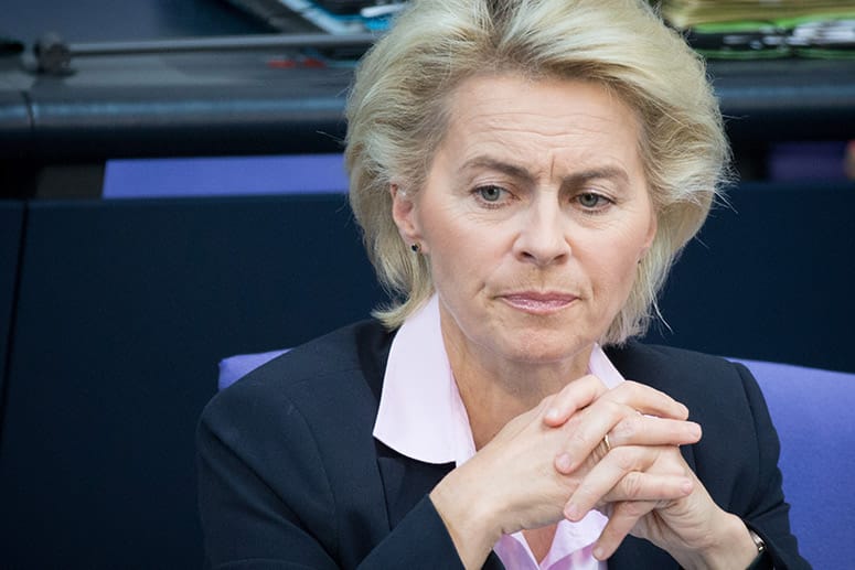 Nach Mängeln bei der Truppe und Plagiatsvorwürfen kommt es noch dicker für Verteidigungsministerin Ursula von der Leyen (CDU).