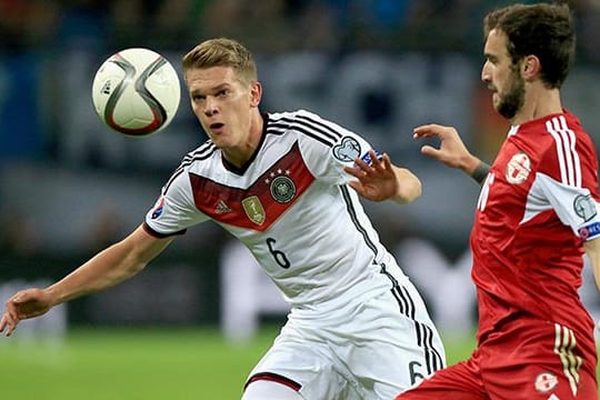 Matthias Ginter (li.) im Zweikampf mit Georgiens Nika Kwekweskiri