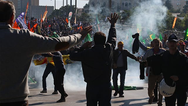 Bei einer Demonsrtratin nach dem Bombenanschlag setzt die türkische Polizei Tränengas ein. Die Türkische Gemeinde warnt vor Gewalt auch in Deutschland.