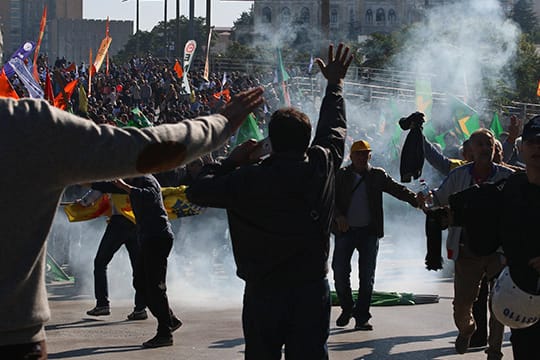 Bei einer Demonsrtratin nach dem Bombenanschlag setzt die türkische Polizei Tränengas ein. Die Türkische Gemeinde warnt vor Gewalt auch in Deutschland.