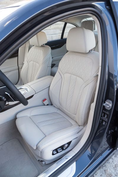 Die zigfach elektrisch verstellbaren Sitze mit Massagefunktion schmeicheln dem Piloten des großen BMW.