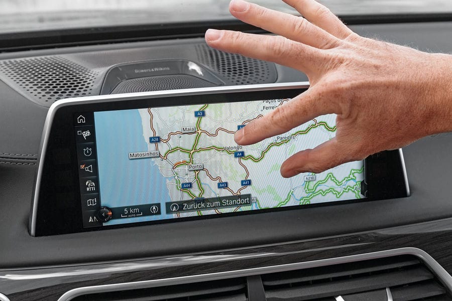 Für einige Bedienschritte wie Zoomen in der Karte eignet sich der Touchscreen perfekt.