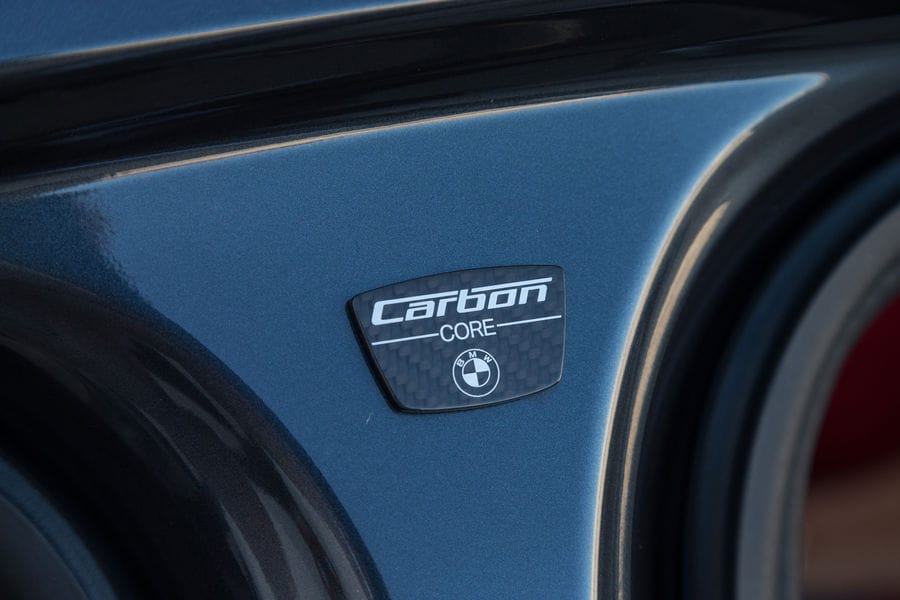 BMW Carbon Core. Das Carbon wird erstmals in der Rohbaustruktur einer Großserienfertigung eingesetzt und durchläuft alle Fertigungsschritte samt Lackierung.
