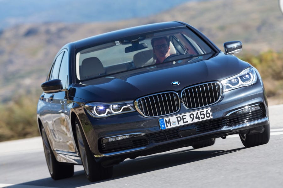 Bei seinem Topmodell setzt BMW auf eine Mischbauweise aus Stahl, Alu, Magnesium und Carbon. Bis zu 130 Kilo soll der 7er dadurch leichter ausfallen als sein Vorgänger.