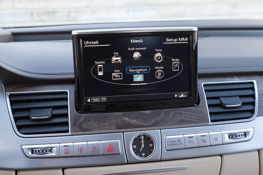 Der elektrisch ausfahrbare Audi-Monitor reagiert nicht auf Berührungen.