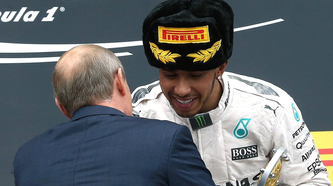 Russlands Präsident Wladimir Putin (li.) und Lewis Hamilton bei der Siegerehrung in Sotschi.