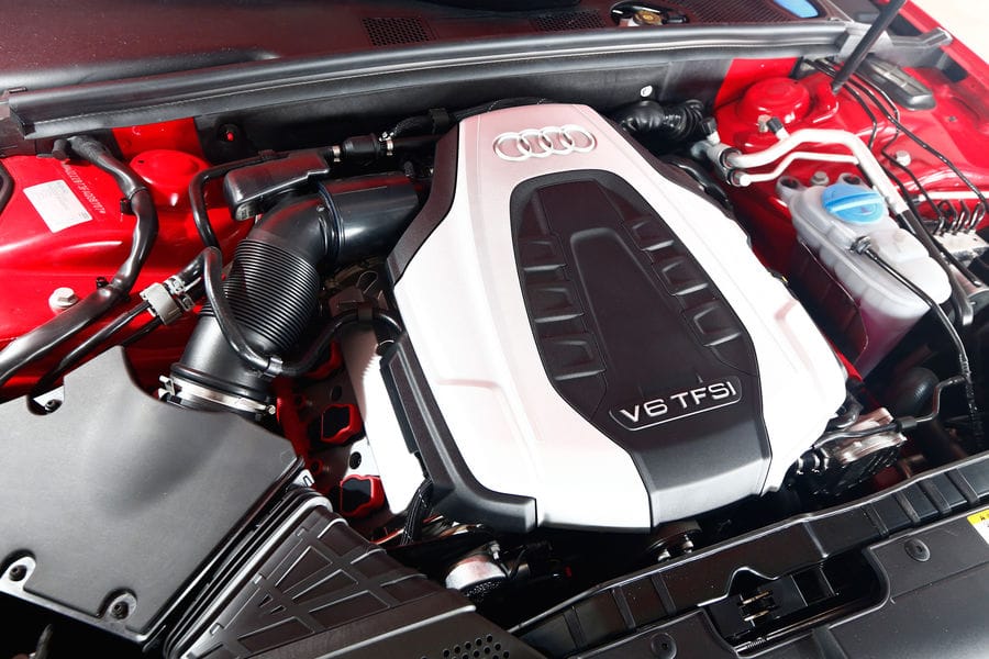 Der V6-Kompressor des Audis wirkt trotz seiner 333 PS im Alltag zäh, gequält und angestrengt. Die Frage ist nur Warum? Eine zu lange Getriebe-Übersetzung und der merkwürdige Sound sind zwei Theorien.