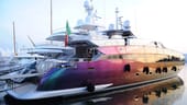Die "Baglietto" von Roberto Cavalli ist das komplette Gegenteil: Die 41-Meter-Jacht schimmert golden, pink, lila, blau und grün.