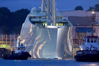 Ebenfalls einen dreistelligen Millionenbetrag kostet die "White Pearl". Für eine kurze Zeit wird sie mit 140 Metern das längste Segelschiff der Welt sein - denn die 141 Meter messende "Dream Symphony" ist schon im Bau.