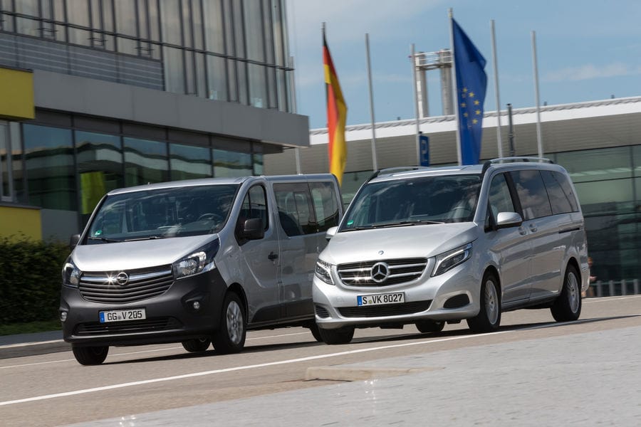 Die beiden Großraumlimousinen, Kleinbusse, Vans oder wie man sie auch immer nennen mag, unterscheiden sich in fast allen Belangen recht deutlich voneinander. Der Opel ist der ehrliche Pragmatiker, während der Mercedes mit Limousinen-Komfort auftrumpft.